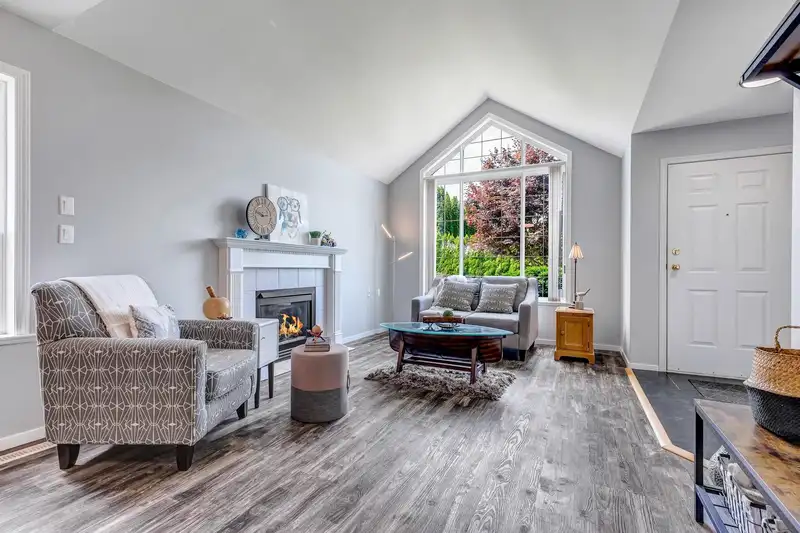 12 1548 MACKAY CRESCENT - photo 4 of 31