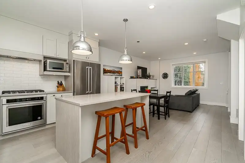 11 5377 8A AVENUE - photo 2 of 25
