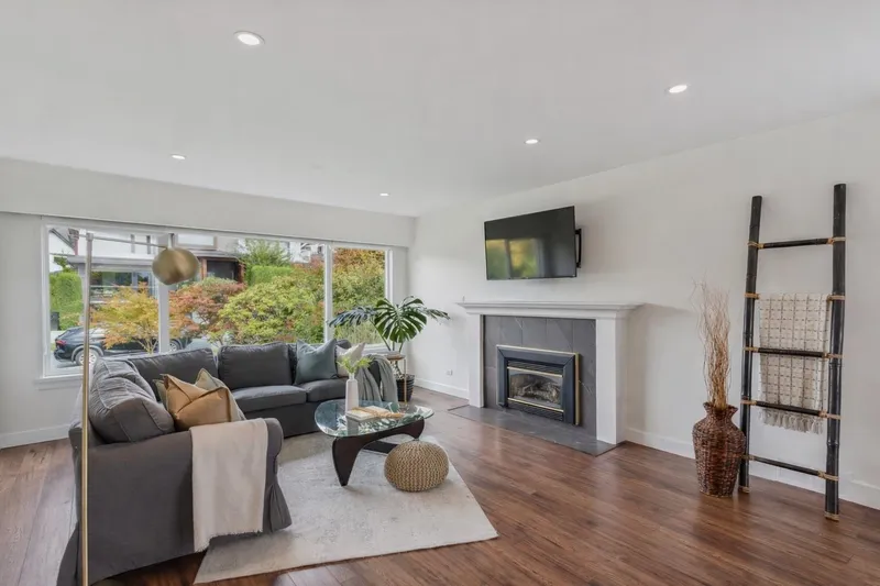 935 BEACONSFIELD ROAD - photo 4 of 25