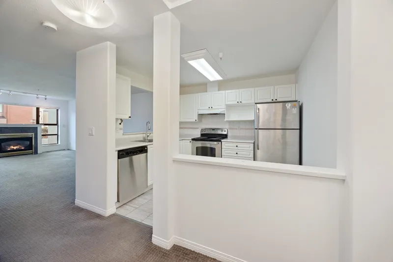 209 15241 18 AVENUE - photo 4 of 25