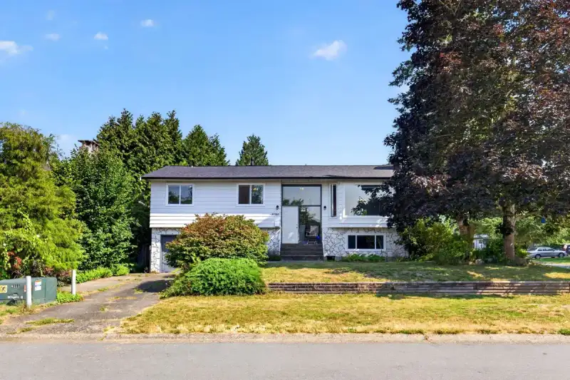 33383 WHIDDEN AVENUE - photo 1 of 40