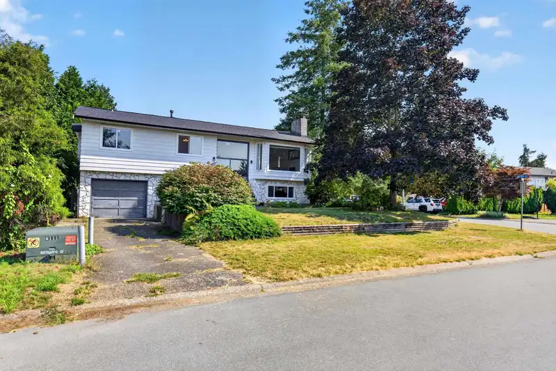 33383 WHIDDEN AVENUE - photo 3 of 40