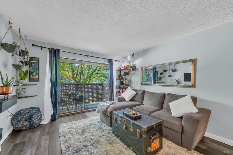 205 2215 DUNDAS STREET - photo 4 of 27