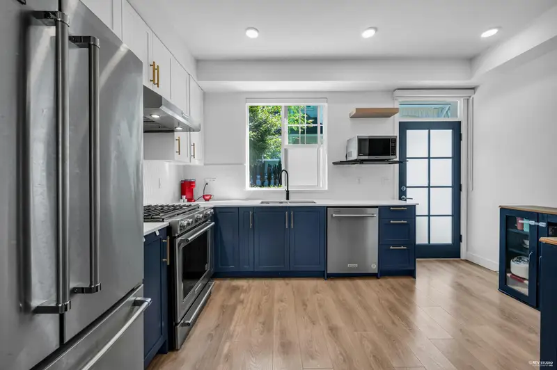 103 707 ROBINSON STREET - photo 3 of 25