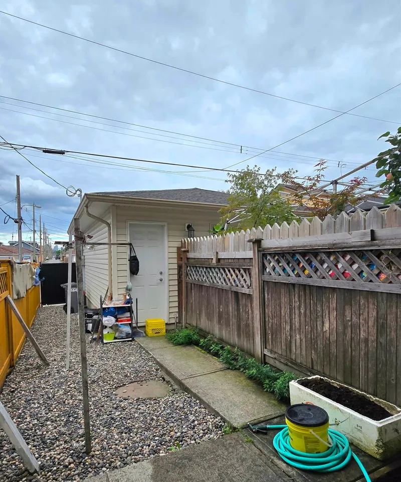 6056 VICTORIA DRIVE - photo 2 of 7