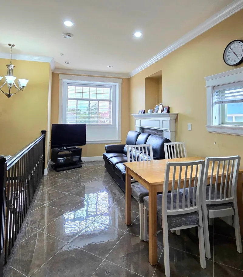 6056 VICTORIA DRIVE - photo 3 of 7