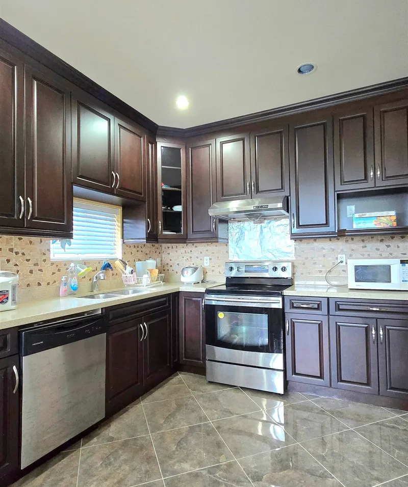 6056 VICTORIA DRIVE - photo 4 of 7