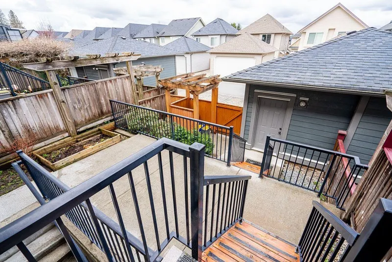 21025 80 AVENUE - photo 4 of 25