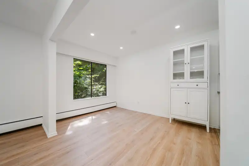 102 150 E 5TH STREET - photo 2 of 14