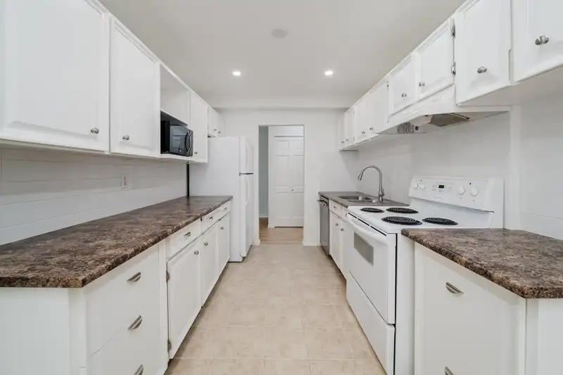 102 150 E 5TH STREET - photo 4 of 14