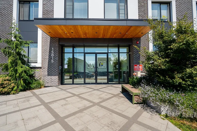 407 15815 85 AVENUE - photo 1 of 25