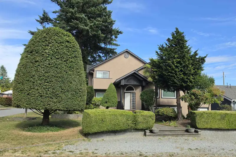 2220 PAULUS CRESCENT - photo 1 of 18