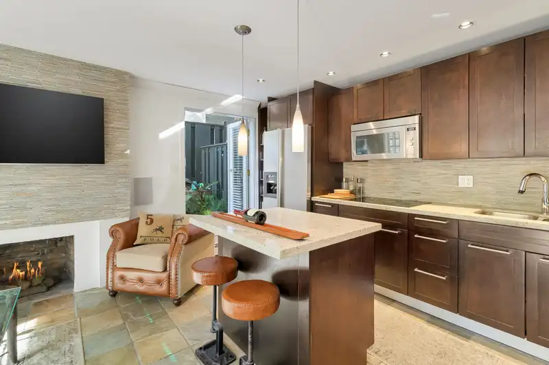 110 1933 W 5TH AVENUE - photo 2 of 15