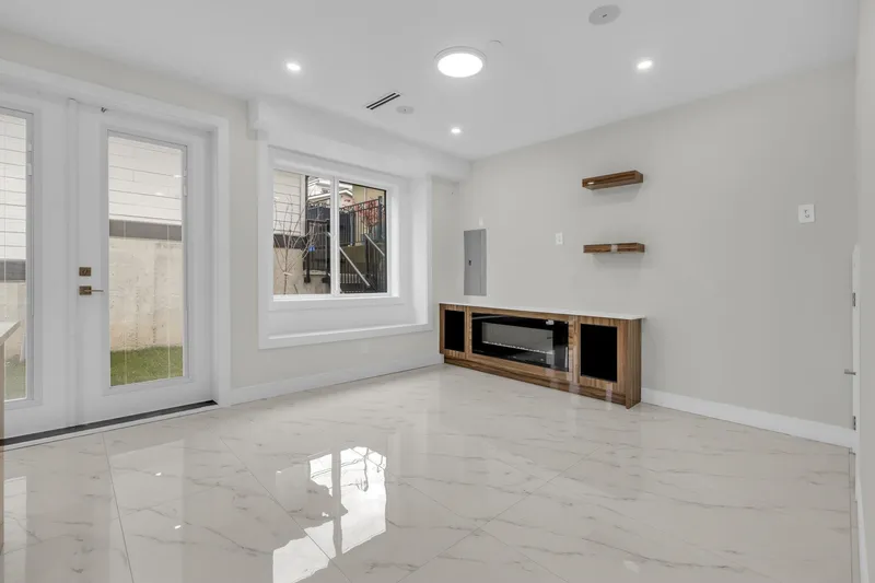 4325 KAMLOOPS STREET - photo 4 of 21