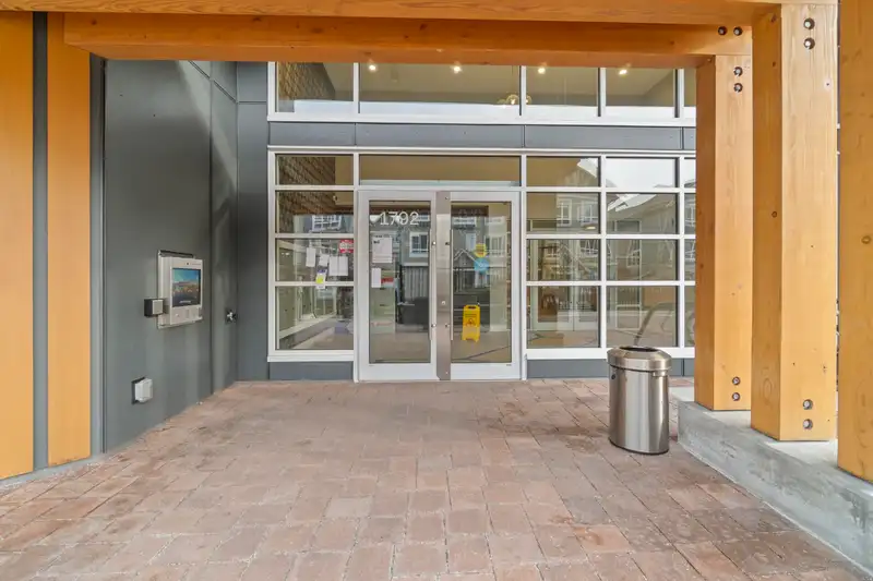 228 1792 STARLING DRIVE - photo 3 of 26