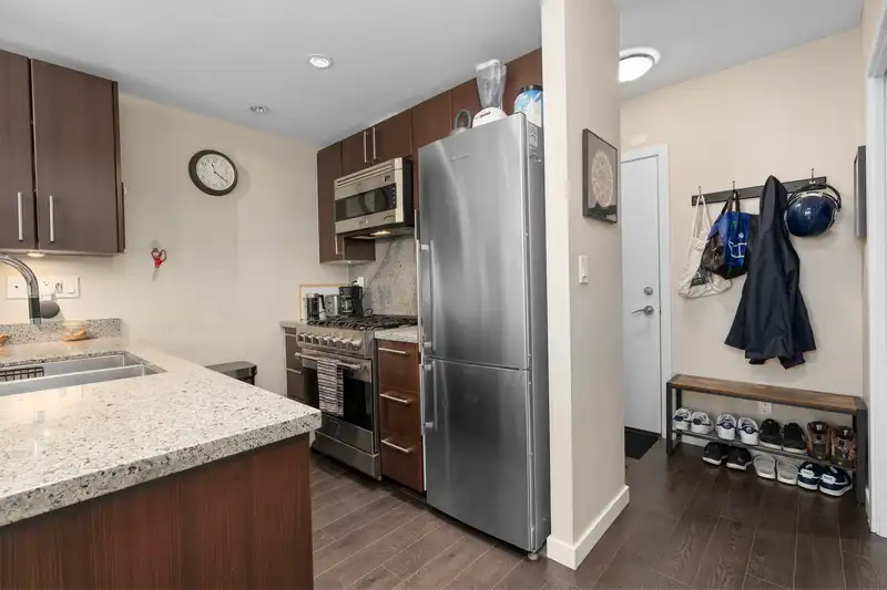 305 138 W 1ST AVENUE - photo 3 of 34