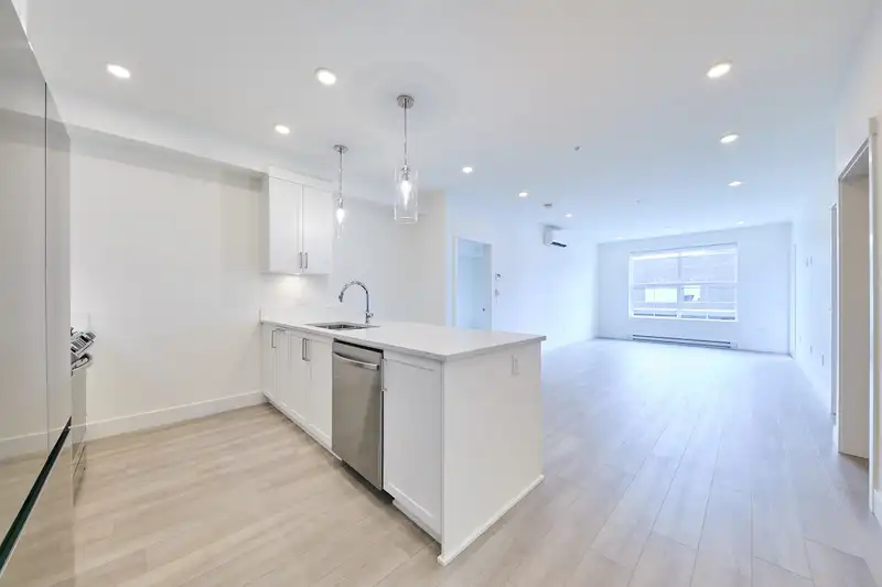 209 22633 SELKIRK AVENUE - photo 1 of 30