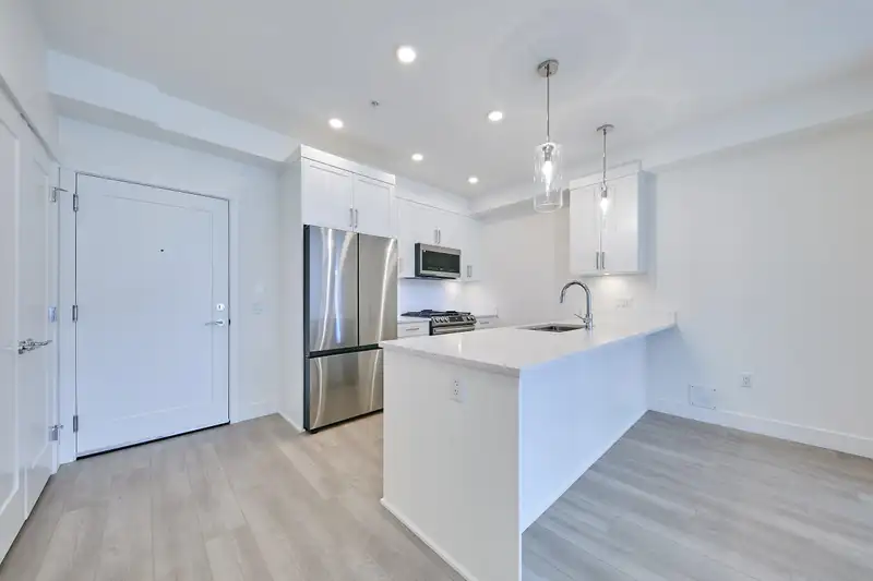 209 22633 SELKIRK AVENUE - photo 4 of 30