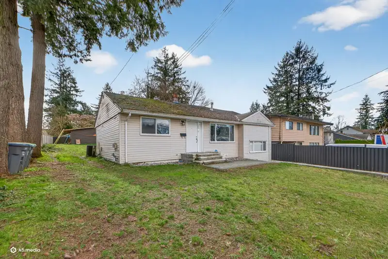 14032 GROSVENOR ROAD - photo 3 of 40