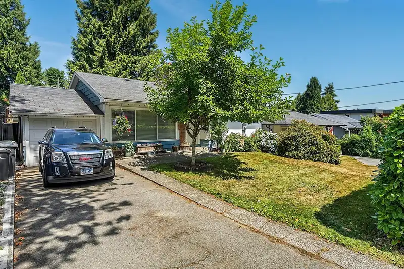 415 E EIGHTH AVENUE - photo 1 of 26