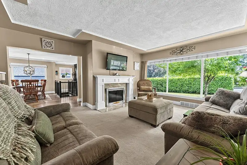 415 E EIGHTH AVENUE - photo 3 of 26