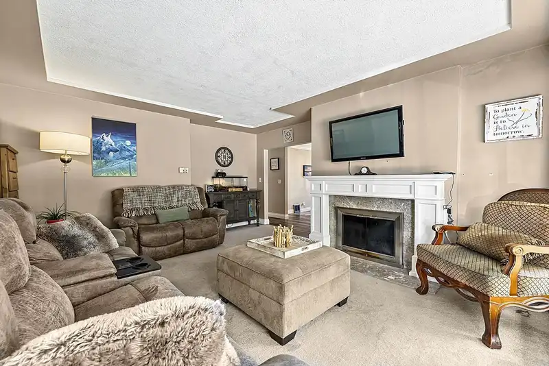 415 E EIGHTH AVENUE - photo 4 of 26
