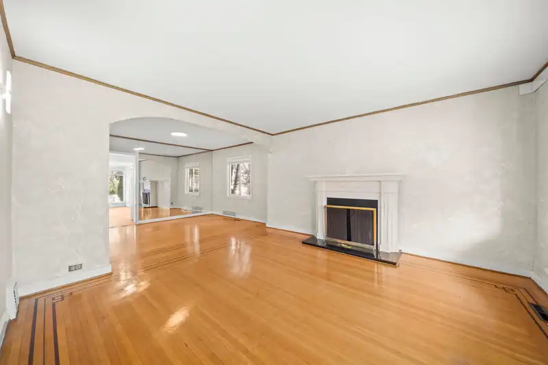 555 W 19TH AVENUE - photo 3 of 34