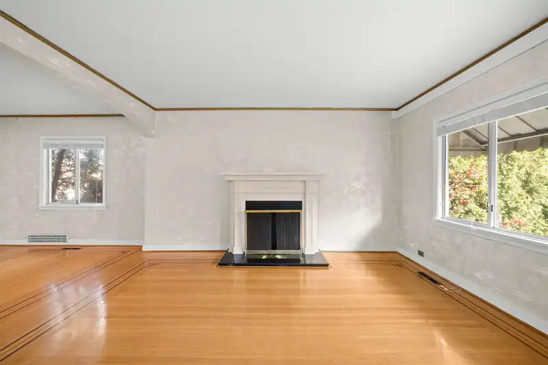 555 W 19TH AVENUE - photo 4 of 34