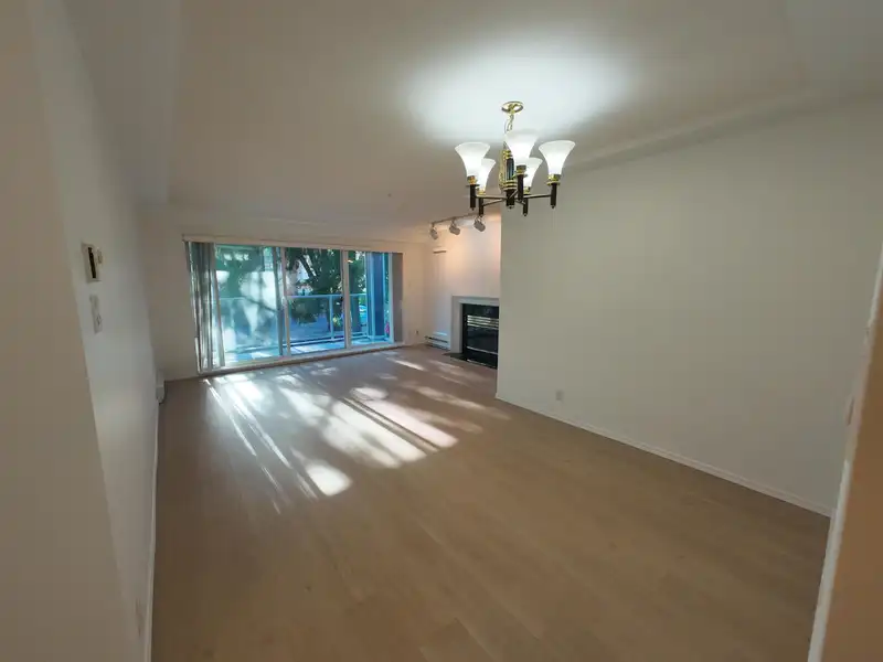 203 865 W 15TH AVENUE - photo 4 of 38