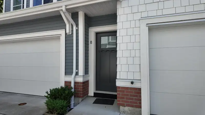 8 24021 110 AVENUE - photo 2 of 34