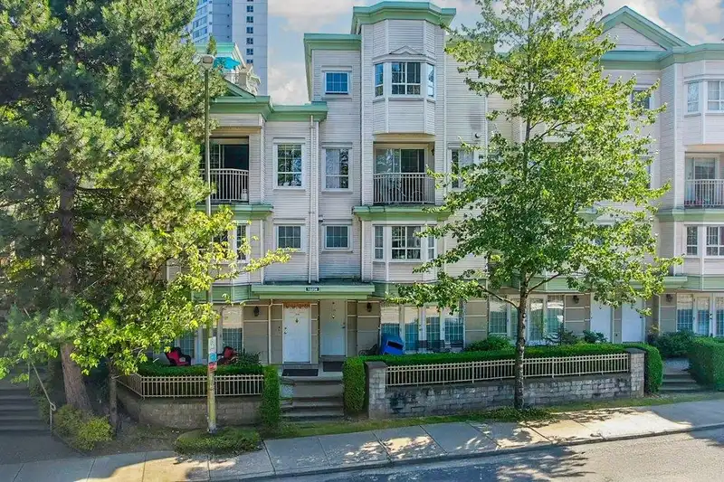 106 15258 105 AVENUE - photo 1 of 20