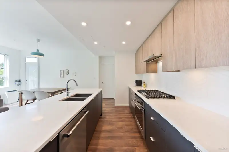 208 717 BRESLAY STREET - photo 4 of 32