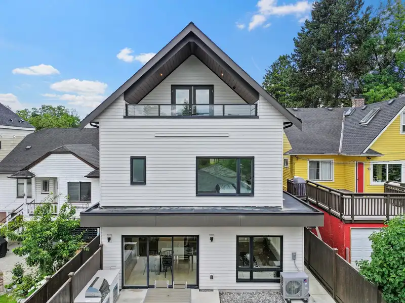 2 2211 WILLIAM STREET - photo 2 of 36