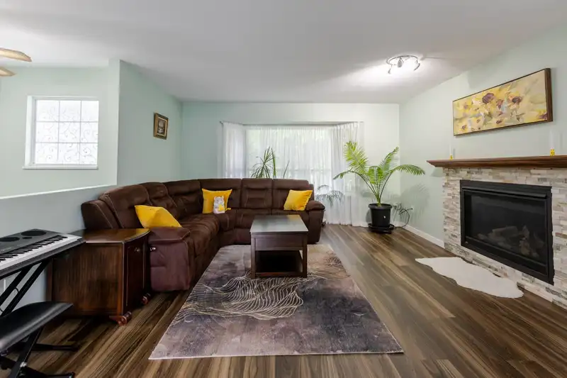 21073 93 AVENUE - photo 4 of 40