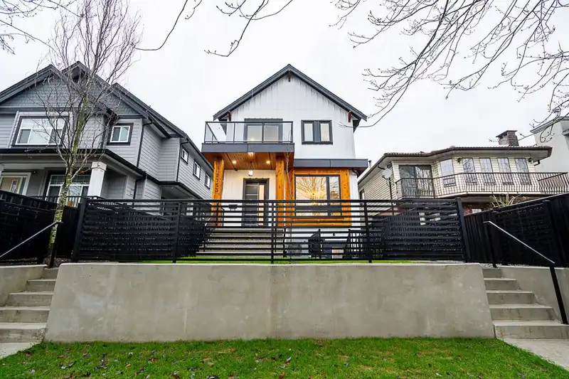 1 2753 NANAIMO STREET - photo 1 of 30
