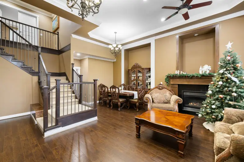 14855 71 AVENUE - photo 2 of 25