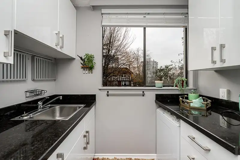 302 1108 NICOLA STREET - photo 3 of 27
