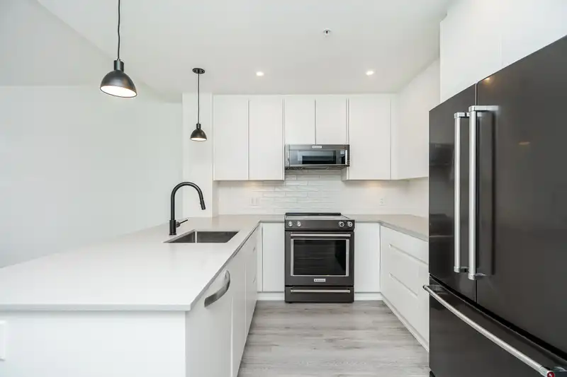 1205 2180 KELLY AVENUE - photo 1 of 40