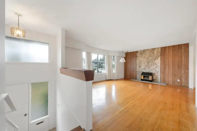 1350 GROVER AVENUE - photo 4 of 30