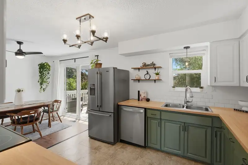 11782 74A AVENUE - photo 4 of 39