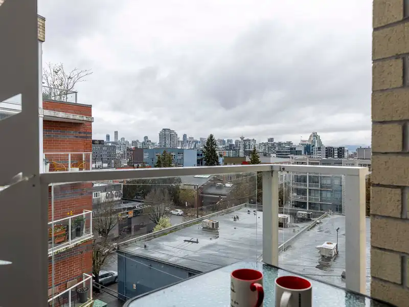 502 311 E 6TH AVENUE - photo 4 of 40