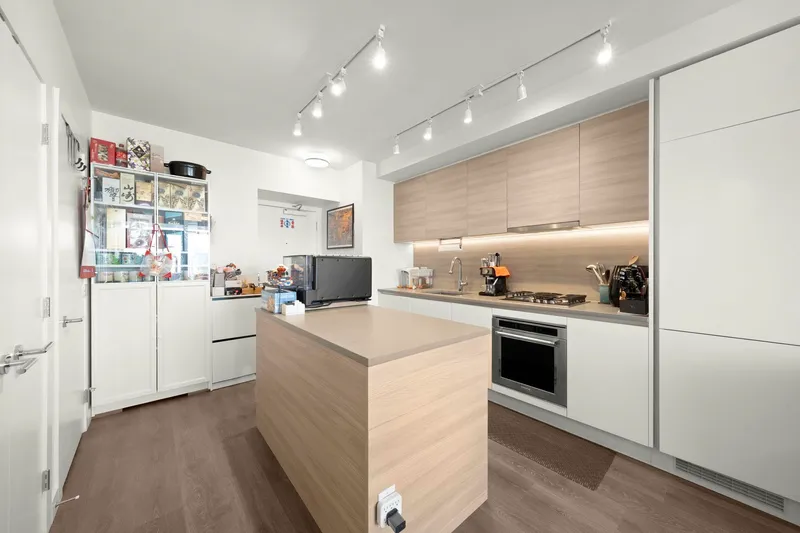 2206 525 FOSTER AVENUE - photo 2 of 12