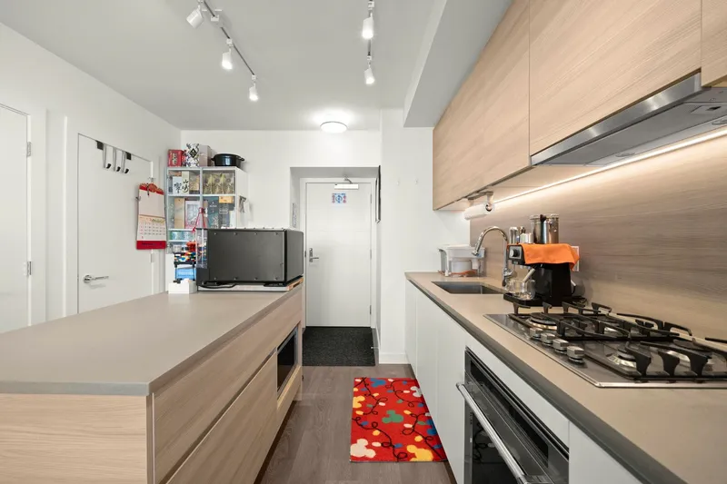 2206 525 FOSTER AVENUE - photo 3 of 12