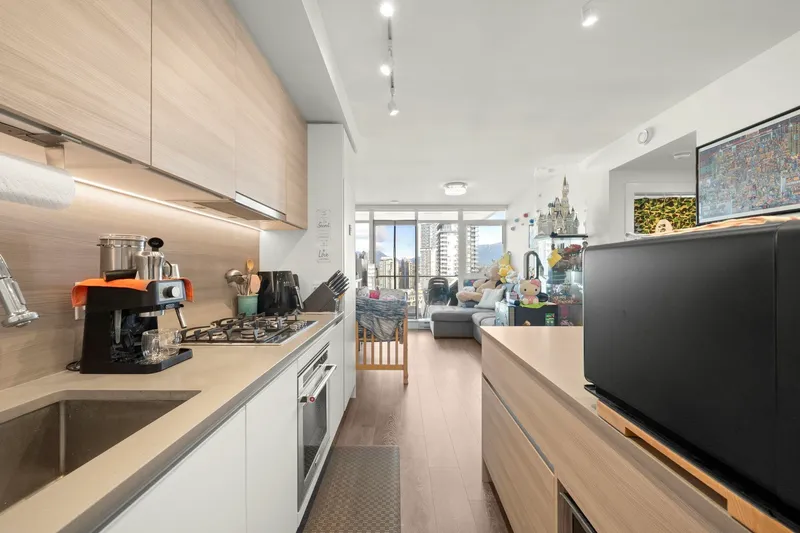 2206 525 FOSTER AVENUE - photo 4 of 12