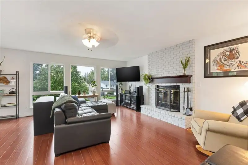 21202 95A AVENUE - photo 3 of 35
