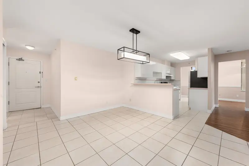 306 6622 SOUTHOAKS CRESCENT - photo 4 of 25