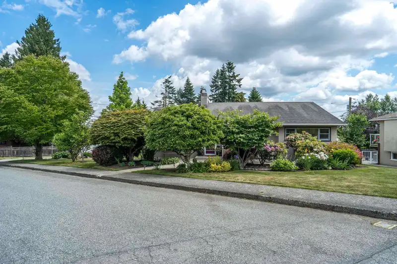 324 CHURCHILL AVENUE - photo 1 of 40