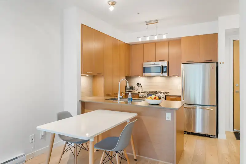 109 215 BROOKES STREET - photo 1 of 34
