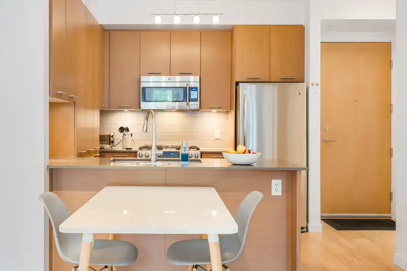 109 215 BROOKES STREET - photo 2 of 34