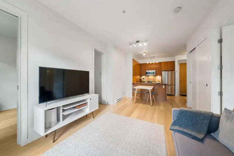 109 215 BROOKES STREET - photo 3 of 34